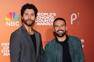 ASDanANDshayduo2023winnerPeoplesChoiceCAwards.jpg