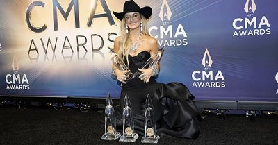 ASLaineyWilsonWithher5AwardsNov82023.jpeg