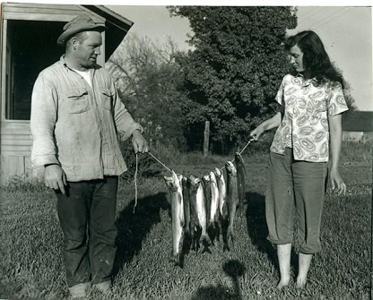 ASLorettaLynnandDoowithastringoffishintheearlyyears.jpg